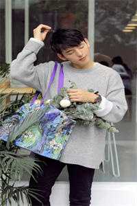 倚窗送风语精彩